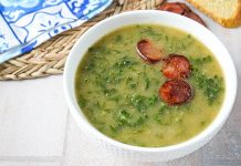 Caldo Verde Portekiz’in Sıcak Sofralarından Dünyaya Yayılan Lezzet Portekiz mutfağının en sevilen geleneksel çorbalarından biri olan Caldo Verde, sade malzemelerle büyük bir lezzet sunmasıyla biliniyor. Hem doyurucu hem besleyici olması sayesinde sadece Portekiz’de değil, dünyanın farklı mutfaklarında da ilgi görmeye başlayan bu özel çorba, özellikle son yıllarda gastronomi meraklılarının dikkatini çekiyor. Yumuşacık dokusu, hafif dumanlı aroması ve ferahlatıcı bitkisel tadıyla Caldo Verde, gastronomik açıdan kültürel bir miras niteliği taşıyor. Konulu bir haber görseli.