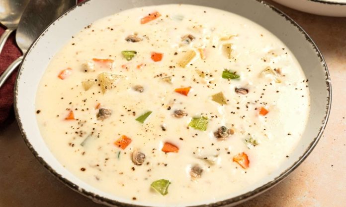 Clam Chowder Amerika’nın En Sevilen Deniz Ürünü Çorbası Yeniden Popülerleşiyor Amerikan mutfağının ikonik lezzetlerinden biri olan Clam Chowder, son yıllarda hem restoran menülerinde hem de ev yapımı tariflerde yeniden yükselişe geçti. Özellikle deniz ürünlerini sevenlerin favorisi hâline gelen bu kremamsı çorba, kökeni itibarıyla Atlantik kıyılarına dayanıyor. Lezzet olarak yoğun, dokusu bakımından doyurucu olan Clam Chowder, bugün dünya çapında bilinen bir tat hâline gelmiş durumda. Türkiye’de de gastronomi meraklılarının ilgisini çeken bu özel çorba, kendine özgü kıvamı ve aromasıyla farklı damaklara hitap etmeyi başarıyor. Konulu bir haber görseli.