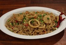 Deniz Mahsullü Noodle Çorbası Lezzeti Mutfağınıza Geliyor Deniz mahsullü noodle çorbası, dünya mutfakları arasında son yıllarda popülerliği hızla artan tariflerden biri olarak öne çıkıyor. Özellikle deniz ürünlerini sevenler için eşsiz bir lezzet sunan bu çorba, hem besleyici hem de pratik yapısıyla mutfakların vazgeçilmezlerinden biri haline geliyor. Noodle ve deniz mahsulleri kombinasyonu, farklı kültürlerin mutfak anlayışını bir araya getirerek damaklarda unutulmaz bir tat bırakıyor. Konulu bir haber görseli.