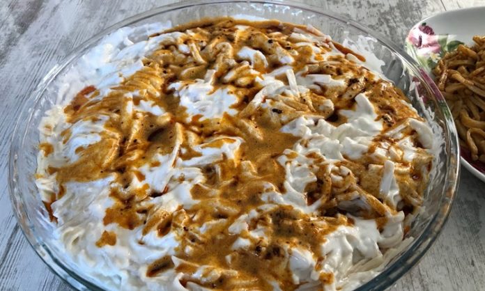 Dünyanın Lezzet Köprüsü Erişte ve Mantıdan İtalyan Makarnalarına Gastronomi Şöleni Erişte ve Mantı gibi Türk mutfağının köklü lezzetleri ile İtalyan gastronomisinin yedi ikonik yemeği (Makarna Graten, Tagliatelle, Ravioli, Fettucine Alfredo, Fırında Lazanya, Penne Arabiata, Spagetti Bolonez) arasındaki kültürel ve mutfak benzerlikleri ve farklılıkları, hamur işlerinin evrensel çekiciliğini kanıtlar niteliktedir. Bu geniş kapsamlı haberimizde, Anadolu’dan İtalya’ya uzanan bu lezzet köprüsünü inceliyor, her bir yemeğin tarihini, hazırlanışını ve sofralardaki yerini detaylı bir şekilde karşılaştırıyoruz. Bu dokuz başyapıt, makarna ve doldurulmuş hamur işlerinin zengin çeşitliliğini ve derin kültürel mirasını gözler önüne seriyor. Konulu bir haber görseli.