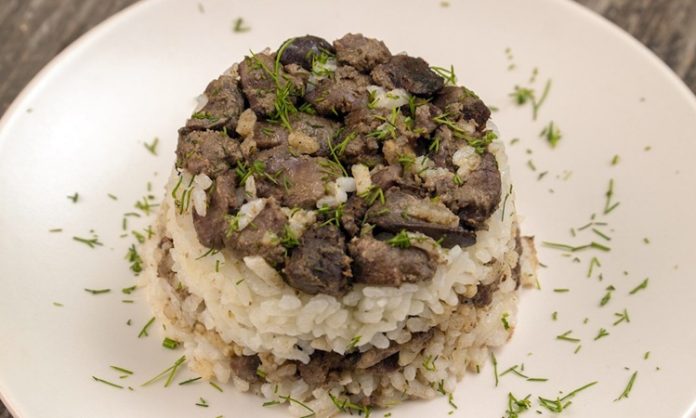 Dünyanın Sofraları Etli Pilavdan İtalyan Makarnalarına Ana Yemeklerin Evrimi Etli Pilav, Türk mutfağının baş tacı olarak, makarna ve hamur işleriyle birlikte dünya gastronomisinin doyuruculuk ve lezzet arayışını temsil eder. Sebzeli Makarna, Kıymalı Makarna, Erişte ve Mantı gibi Türk klasikleri ile İtalyan mutfağının sekiz ikonik yemeği (Makarna Graten, Tagliatelle, Ravioli, Fettucine Alfredo, Fırında Lazanya, Penne Arabiata, Spagetti Bolonez) arasındaki kültürel farklılıklar ve benzerlikler, ana yemek kültürünün zenginliğini ortaya koyar. Bu kapsamlı haberimizde, pirinç ve hamur merkezli bu on bir başyapıtın tarihini, hazırlanışını ve sofralardaki yerini detaylıca inceliyoruz. Konulu bir haber görseli.