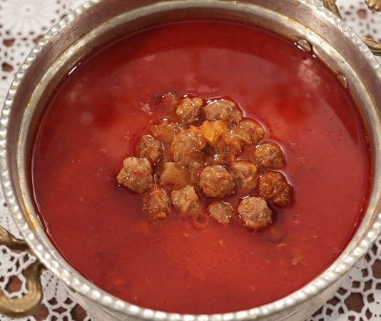 Ekşili köfte çorbası, Türk mutfağının yöresel çorbaları arasında hem lezzeti hem de besleyiciliği ile öne çıkan bir tarif olarak sofralarda yer alıyor. Özellikle İç Anadolu ve Doğu Anadolu bölgelerinde sıkça yapılan bu çorba, ekşi tadı ve küçük köfteleri ile biliniyor. Çorbanın kendine özgü aroması, yoğurt veya limon gibi ekşi unsurların uyumu ile ortaya çıkıyor. Ekşili köfte çorbası, hem ana yemek öncesi hem de hafif öğünlerde tercih edilen doyurucu bir seçenek olarak dikkat çekiyor. Konulu bir haber görseli.