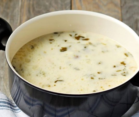 Erzurum ayran çorbası, Anadolu’nun soğuk iklimine uyum sağlamış en besleyici ve en köklü yemeklerinden biri olarak bir kez daha gündemde. Özellikle kış aylarında hem pratik hazırlanması hem de doyurucu yapısıyla dikkat çeken bu geleneksel lezzet, yöre halkının sofra kültüründe önemli bir yer tutmaya devam ediyor. Son yıllarda yerel gastronomiye artan ilgi sayesinde Erzurum ayran çorbası restoran menülerinde daha fazla görünür hale gelirken, evlerde de yeniden daha sık pişirilmeye başladı. Konulu bir haber görseli.