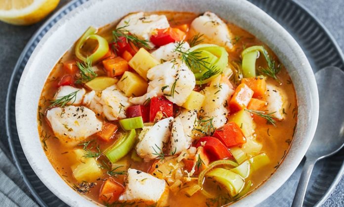 İskandinav Mutfağının Soğuk Denizlerden Gelen Sıcak Lezzeti Fish Soup İskandinav bölgesi, dünyanın en temiz ve en soğuk sularına sahip coğrafyalarından biri olarak bilinir. Bu bölgede yaşayan halkların yüzyıllar boyunca geliştirdiği mutfak alışkanlıkları da doğrudan bu iklimin etkisi altında şekillenmiştir. Bu kültürün en önemli yemeklerinden biri olan fish soup, hem pratik hazırlanış yöntemiyle hem de besleyici içeriğiyle İskandinav sofralarının vazgeçilmezlerinden biri olmaya devam ediyor. Norveç, İsveç, Finlandiya ve İzlanda gibi ülkelerde farklı türlerde hazırlanabilen bu çorba, özellikle kış aylarında sıcaklık kaynağı olarak tercih ediliyor. Günümüzde gastronomi dünyasında da yeniden popüler hâle gelen fish soup, yalnızca bir çorba olarak değil, aynı zamanda İskandinav kimliğinin bir yansıması olarak görülüyor. Konulu bir haber görseli.