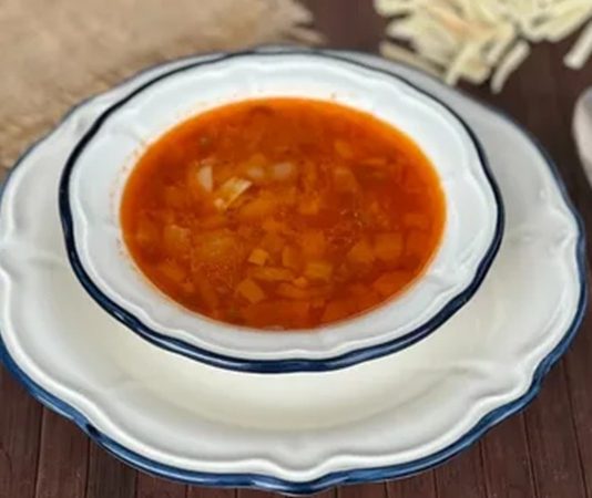 Kars Kesme Çorbası, Doğu Anadolu’nun Lezzet Durağı Kars kesme çorbası, Doğu Anadolu mutfağının en özel ve doyurucu çorbalarından biridir. Özellikle soğuk iklimi ile bilinen Kars’ta, bu çorba kış sofralarının vazgeçilmezidir. Kars kesme çorbası, ince kesilmiş hamur parçaları, et suyu ve yöresel sebzelerle hazırlanır ve hem lezzet hem de besleyici değer açısından öne çıkar. Bu çorba, bölgesel tariflerin korunması ve kültürel mirasın yaşatılması açısından da büyük önem taşır. Konulu bir haber görseli.