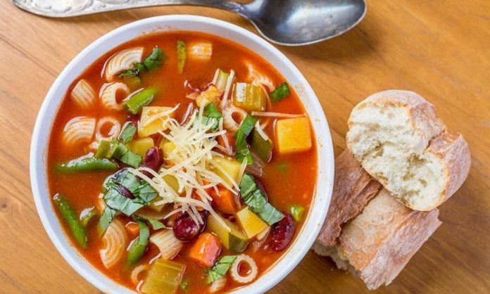 Minestrone Çorbası Ve İtalyan Mutfağının Renkli Lezzeti İtalyan mutfağının en bilinen ve en renkli çorbalarından biri olan Minestrone, hem ev sofralarının hem de restoran menülerinin vazgeçilmezlerinden biri hâline gelmiştir. Taze sebzeler, mevsimlik malzemeler ve zengin aromasıyla öne çıkan bu çorba, İtalya’nın kültürel mirasını ve mutfak çeşitliliğini temsil eder. Minestrone, sadece lezzet açısından değil, sağlıklı ve besleyici yapısıyla da dünya genelinde gastronomi meraklılarının ilgisini çekmektedir. Hem hafif hem de doyurucu bir seçenek olması, bu çorbayı her yaş grubundan insan için cazip kılmaktadır. Konulu bir haber görseli.