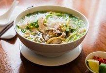 Pho Çorbası Ve Vietnam Mutfağının Efsanevi Lezzeti Vietnam mutfağının dünya çapında tanınan ve en çok sevilen yemeklerinden biri olan Pho, hem sokak yemekleri kültürünün hem de gurme restoranların vazgeçilmezlerinden biri hâline gelmiştir. Hafif ama bir o kadar da aromatik yapısıyla öne çıkan bu çorba, özellikle et suyu bazlı tarifleri ve taze baharatlarıyla farklı damak zevklerine hitap eder. Pho, sadece bir çorba değil, aynı zamanda Vietnam’ın tarihini, kültürel dokusunu ve mutfak geleneğini sofralara taşıyan önemli bir gastronomik mirastır. Konulu bir haber görseli.