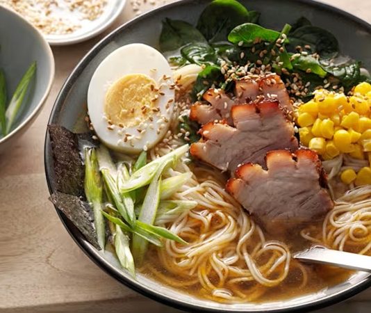 Japon mutfağının ikonik yemeklerinden biri olan Ramen, son yıllarda dünya genelinde hem restoran menülerinde hem de ev yapımı tariflerde yükselen bir popülerliğe sahip. Özellikle sıcak, besleyici ve aromatik yapısıyla bilinen Ramen Çorbası, farklı malzeme kombinasyonlarıyla her damak zevkine hitap ediyor. Türkiye’de de gastronomi meraklıları arasında ilgi gören bu çorba, hem geleneksel tarifleri hem de modern yorumlarıyla dikkat çekiyor. Japonya’dan çıkan bu lezzet, global mutfaklarda artık sadece bir çorba değil, kültürel bir deneyim olarak değerlendiriliyor. Konulu bir haber görseli.