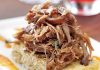 Anadolu’dan Günümüze Uzanan Tandır Kültürü Anadolu’nun binlerce yıllık mutfak mirası içinde önemli bir yere sahip olan Tandır Kültürü, yalnızca bir pişirme yöntemi değil, aynı zamanda güçlü bir toplumsal hafızayı temsil eder. Toprakla, ateşle ve emekle kurulan bu ilişki, yemeğin yalnızca fiziksel bir ihtiyaç olmadığını; paylaşım, sabır ve gelenekle şekillenen bir kültür olduğunu gösterir. Günümüzde modern mutfak teknolojileri yaygınlaşsa da Tandır Kültürü, birçok bölgede hâlâ canlılığını korur. Konulu bir haber görseli.