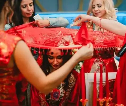 Anadolu’dan Sofralara Uzanan Kına Tatlısı Geleneği Anadolu mutfağının az bilinen ama derin anlamlar taşıyan lezzetlerinden biri olan kına tatlısı, yalnızca damaklara hitap eden bir tatlı değil; aynı zamanda ritüellerle, inançlarla ve toplumsal hafızayla iç içe geçmiş özel bir kültürel unsurdur. Özellikle İç Anadolu ve Güneydoğu Anadolu bölgelerinde bilinen bu tatlı, adını rengi ve sembolik anlamı nedeniyle kınadan alır. Düğünler, asker uğurlamaları ve bazı yöresel törenlerde yapılan kına tatlısı, sevinç ile hüzün arasında kurulan ince duygusal dengeyi temsil eder. Konulu bir haber görseli.