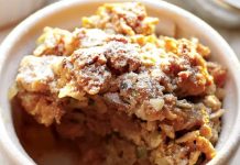 Son yıllarda ev mutfağından kafe menülerine kadar geniş bir alanda kendine yer bulan ayvalı crumble, klasik tatlı anlayışını modern dokunuşlarla birleştiren özel tarifler arasında gösteriliyor. Ayvanın kendine özgü aroması ile crumble hamurunun gevrek yapısı bir araya geldiğinde ortaya hem dengeli hem de karakterli bir tatlı çıkıyor. Özellikle sonbahar ve kış aylarında tercih edilen bu tatlı, mevsimsel lezzet arayanların dikkatini çekiyor. Konulu bir haber görseli.