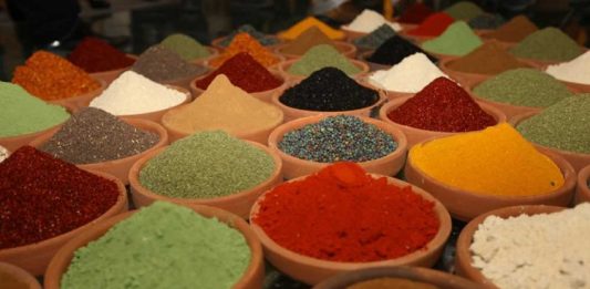 Baharat Kültürü Ve Sofralarda Lezzetin İzleri Baharatlar, tarih boyunca hem yemek kültürü hem de ticaret açısından büyük önem taşımıştır. Farklı coğrafyalarda yetişen baharatlar, sofralara sadece tat ve aroma katmakla kalmaz, aynı zamanda kültürel bir mirasın aktarılmasını sağlar. Özellikle Anadolu ve Orta Doğu mutfaklarında, baharatların kullanımı yüzyıllardır süregelen bir gelenek olarak kabul edilir. Konulu bir haber görseli.