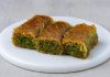 Türkiye’nin gastronomik mirasında özel bir yere sahip olan burma kadayıf, şerbetli tatlı çeşitleri arasında hem görünümü hem de lezzetiyle dikkat çekiyor. Yalnızca özel günlerde değil, artık günlük tüketim alışkanlıklarında bile sıkça tercih edilen bu tatlı, son yıllarda restoran ve pastane menülerinde yeniden popüler hale geldi. Anadolu’nun pek çok şehrinde farklı şekillerle hazırlanabilen burma kadayıf tatlısı, özellikle Gaziantep ve Şanlıurfa gibi bölgelerde ustalıkla yapılmasıyla biliniyor. Konulu bir haber görseli.
