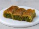 Burma Kadayıf Türkiye’nin En Sevilen Şerbetli Tatlılarından Biri Olmaya Devam Ediyor Türkiye’nin gastronomik mirasında özel bir yere sahip olan burma kadayıf, şerbetli tatlı çeşitleri arasında hem görünümü hem de lezzetiyle dikkat çekiyor. Yalnızca özel günlerde değil, artık günlük tüketim alışkanlıklarında bile sıkça tercih edilen bu tatlı, son yıllarda restoran ve pastane menülerinde yeniden popüler hale geldi. Anadolu’nun pek çok şehrinde farklı şekillerle hazırlanabilen burma kadayıf tatlısı, özellikle Gaziantep ve Şanlıurfa gibi bölgelerde ustalıkla yapılmasıyla biliniyor. Konulu bir haber görseli.