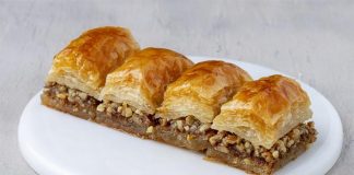 Cevizli Baklava Anadolu’nun Asırlık Tatlısı Yeniden Sofraların Gözdesi Oldu Türkiye’nin geleneksel tatlı kültürünün en önemli temsilcilerinden biri olan cevizli baklava, son dönemde hem yurt içinde hem de yurt dışında yeniden büyük bir ilgi görmeye başladı. Asırlardır bayramların, düğünlerin ve özel günlerin vazgeçilmez tatlısı olan cevizli baklava, özellikle el açması yufka, kaliteli ceviz ve özenle hazırlanan şerbetiyle Türk mutfağının en güçlü lezzet simgeleri arasında yer alıyor. Günümüzde baklava üreticilerinin çeşitliliği artırması, geleneksel tariflere sahip çıkması ve modern sunum teknikleri geliştirmesi, tatlının bilinirliğini daha da yükseltti. Konulu bir haber görseli.