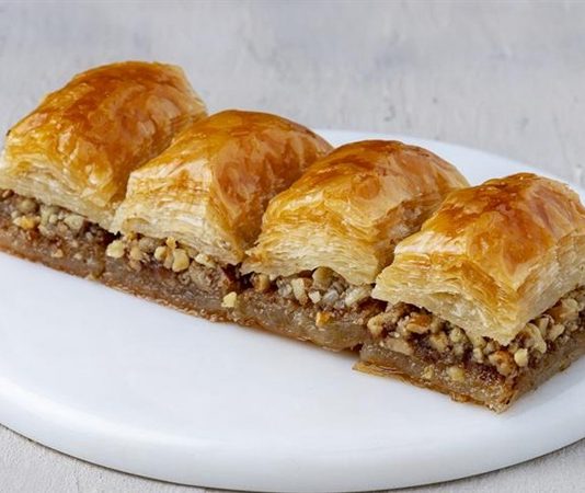 Cevizli Baklava Anadolu’nun Asırlık Tatlısı Yeniden Sofraların Gözdesi Oldu Türkiye’nin geleneksel tatlı kültürünün en önemli temsilcilerinden biri olan cevizli baklava, son dönemde hem yurt içinde hem de yurt dışında yeniden büyük bir ilgi görmeye başladı. Asırlardır bayramların, düğünlerin ve özel günlerin vazgeçilmez tatlısı olan cevizli baklava, özellikle el açması yufka, kaliteli ceviz ve özenle hazırlanan şerbetiyle Türk mutfağının en güçlü lezzet simgeleri arasında yer alıyor. Günümüzde baklava üreticilerinin çeşitliliği artırması, geleneksel tariflere sahip çıkması ve modern sunum teknikleri geliştirmesi, tatlının bilinirliğini daha da yükseltti. Konulu bir haber görseli.