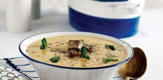 Türk mutfağının derinliklerinden günümüze taşınan ciğerli çorba, son yıllarda hem restoranlarda hem de ev mutfaklarında tekrar popüler hâle gelen özel bir lezzet olarak öne çıkıyor. Besleyici yapısı, kendine özgü aroması ve doyurucu kıvamıyla özellikle soğuk mevsimlerde tercih edilen bu çorba, geçmişten bugüne aktarılan tarifleriyle de kültürel bir zenginliği temsil ediyor. Eski Anadolu geleneğinde güç verici ve iyileştirici çorbalar arasında sayılan ciğerli çorba, bugün modern mutfak yorumlarıyla birlikte çok daha geniş bir kitleye hitap ediyor. Hem şifa amacıyla hem de lezzetli bir başlangıç olarak tüketilen çorba, tarif çeşitliliği açısından da oldukça geniş bir yelpazeye sahip. Konulu bir haber görseli.