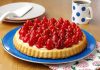 Çilekli Tart Tatlı Kültüründe Zamansız Bir Lezzet Olarak Öne Çıkıyor Tatlı dünyasında hem görselliği hem de ferah tadıyla özel bir yere sahip olan çilekli tart, son yıllarda yeniden yükselen bir ilgiyle karşılanıyor. Özellikle mevsiminde kullanılan çileklerin aromasıyla birleşen bu klasik tatlı, hem ev mutfaklarında hem de pastanelerde sıkça tercih ediliyor. İnce tabanı, yumuşak kreması ve taze meyve dokunuşuyla öne çıkan çilekli tart, ağır tatlılardan kaçınanlar için dengeli bir alternatif sunuyor. Konulu bir haber görseli.