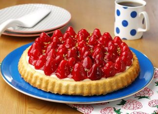 Çilekli Tart Tatlı Kültüründe Zamansız Bir Lezzet Olarak Öne Çıkıyor Tatlı dünyasında hem görselliği hem de ferah tadıyla özel bir yere sahip olan çilekli tart, son yıllarda yeniden yükselen bir ilgiyle karşılanıyor. Özellikle mevsiminde kullanılan çileklerin aromasıyla birleşen bu klasik tatlı, hem ev mutfaklarında hem de pastanelerde sıkça tercih ediliyor. İnce tabanı, yumuşak kreması ve taze meyve dokunuşuyla öne çıkan çilekli tart, ağır tatlılardan kaçınanlar için dengeli bir alternatif sunuyor. Konulu bir haber görseli.