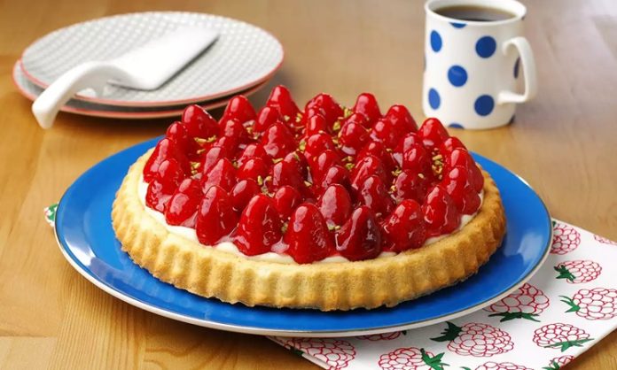 Çilekli Tart Tatlı Kültüründe Zamansız Bir Lezzet Olarak Öne Çıkıyor Tatlı dünyasında hem görselliği hem de ferah tadıyla özel bir yere sahip olan çilekli tart, son yıllarda yeniden yükselen bir ilgiyle karşılanıyor. Özellikle mevsiminde kullanılan çileklerin aromasıyla birleşen bu klasik tatlı, hem ev mutfaklarında hem de pastanelerde sıkça tercih ediliyor. İnce tabanı, yumuşak kreması ve taze meyve dokunuşuyla öne çıkan çilekli tart, ağır tatlılardan kaçınanlar için dengeli bir alternatif sunuyor. Konulu bir haber görseli.