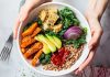 Clean Eating Yaklaşımı Modern Beslenme Alışkanlıklarını Nasıl Dönüştürüyor Clean Eating, son yıllarda sağlıklı yaşam arayışında olan bireyler arasında giderek daha fazla benimsenen bir beslenme yaklaşımı olarak öne çıkmaktadır. Bu anlayış, gıdaların mümkün olduğunca doğal hâliyle tüketilmesini, aşırı işlenmiş ürünlerden uzak durulmasını ve beslenme sürecinde bilinçli tercihler yapılmasını temel alır. Clean Eating, katı kurallardan çok farkındalık üzerine kurulu bir yaklaşım sunduğu için geniş bir kitleye hitap etmektedir. Konulu bir haber görseli.