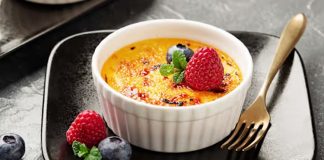 Creme Brulee Lezzetine Artan İlgi Fransız Tatlısı Yeniden Yükselişte Fransız mutfağının en özel tatlılarından biri olan creme brulee, son yıllarda dünya genelinde yeniden popülerlik kazanmaya başladı. Özellikle gurme restoranlarda ve butik kafelerde sıklıkla karşılaşılan bu tatlı, ince ve kırılgan karamel tabakasıyla hem ağızda bıraktığı yanık şeker aroması hem de altındaki kremsi doku sayesinde tatlı severlerin vazgeçilmezleri arasında yer alıyor. Geleneksel reçetesiyle uzun yıllardır bilinen bu tatlı, modern sunum teknikleri sayesinde giderek daha geniş bir kitleye ulaşıyor. Konulu bir haber görseli.