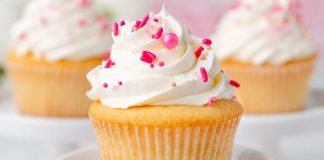 Cupcake Şıklığıyla Tatlı Dünyasında Yeni Trend Cupcake, özellikle son yıllarda hem görselliği hem de kişisel porsiyon sunması sayesinde pastacılık dünyasında giderek daha fazla ilgi gören tatlı seçeneklerinden biri haline geldi. Küçük kalıplarda hazırlanması ve çeşitli krema süslemeleriyle sunulması, bu tatlıyı hem özel günlerde hem günlük tüketim için popülerleştiriyor. Renkli görüntüsü sayesinde özellikle çocukların ilgisini çeken cupcake, aynı zamanda yetişkinlerin de kahve molalarının vazgeçilmez tatlıları arasında yer alıyor. Konulu bir haber görseli.
