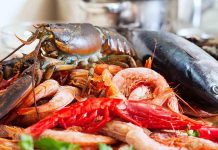 Deniz Ürünleri Tüketimi ile Sağlıklı ve Dengeli Beslenme Rehberi Deniz ürünleri, sağlıklı beslenmenin vazgeçilmez parçalarından biridir. Protein, omega-3 yağ asitleri, vitamin ve mineraller açısından zengin olan bu gıdalar, kalp sağlığından beyin fonksiyonlarına kadar pek çok fayda sağlar. Ancak bazı bireyler deniz ürünlerine karşı alerjik reaksiyonlar gösterebilir veya sindirim sorunları yaşayabilir. Bu nedenle deniz ürünleri beslenme konusunda dikkatli ve bilinçli olmak, hem sağlık hem de güvenli tüketim açısından önemlidir. Konulu bir haber görseli.