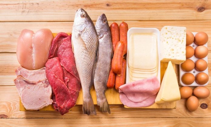 Dukan Diyeti, özellikle hızlı kilo kaybı hedefleyen bireyler arasında uzun süredir popülerliğini koruyan beslenme modellerinden biri olarak öne çıkıyor. Yüksek protein tüketimine dayanan bu yaklaşım, karbonhidrat ve yağ alımını ciddi ölçüde sınırlandırmasıyla klasik diyet anlayışlarından ayrılıyor. Dukan Diyeti, kısa sürede sonuç alma beklentisiyle uygulanması nedeniyle hem ilgi görüyor hem de çeşitli tartışmalara konu oluyor. Konulu bir haber görseli.