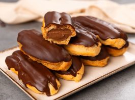 Eclair’in Tatlı Dünyasına Yolculuk Fransa’dan Dünyaya Uzanan Eşsiz Bir Lezzet Fransız pastacılığının dünya mutfağına kazandırdığı en özel tatlardan biri olan eclair, yalnızca görünümüyle değil, ince dokusu ve hafif dolgusu ile de tatlı severlerin vazgeçilmezi olarak gösteriliyor. Günümüzde pek çok pastane menüsünde rastladığımız bu tatlı, aslında aristokrat mutfaklarından çıkıp modern mutfaklara taşınan çok katmanlı bir tarihe sahip. Özellikle çikolata kaplaması ve iç dolgusu ile bilinen eclair, Avrupa’da uzun yıllardır tüketilen bir tatlı olmakla birlikte, son yıllarda Türkiye’de de giderek daha fazla tercih edilmeye başladı. Pastacılığın gelişimi ile beraber farklı dolgular, farklı çikolata türleri ve daha çeşitli glazürlerle sunulan bu tatlı, gastronomik açıdan ciddi bir çeşitliliğin de öncüsü haline geldi. Konulu bir haber görseli.