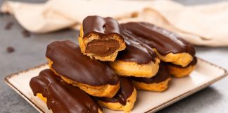 Eclair’in Tatlı Dünyasına Yolculuk Fransa’dan Dünyaya Uzanan Eşsiz Bir Lezzet Fransız pastacılığının dünya mutfağına kazandırdığı en özel tatlardan biri olan eclair, yalnızca görünümüyle değil, ince dokusu ve hafif dolgusu ile de tatlı severlerin vazgeçilmezi olarak gösteriliyor. Günümüzde pek çok pastane menüsünde rastladığımız bu tatlı, aslında aristokrat mutfaklarından çıkıp modern mutfaklara taşınan çok katmanlı bir tarihe sahip. Özellikle çikolata kaplaması ve iç dolgusu ile bilinen eclair, Avrupa’da uzun yıllardır tüketilen bir tatlı olmakla birlikte, son yıllarda Türkiye’de de giderek daha fazla tercih edilmeye başladı. Pastacılığın gelişimi ile beraber farklı dolgular, farklı çikolata türleri ve daha çeşitli glazürlerle sunulan bu tatlı, gastronomik açıdan ciddi bir çeşitliliğin de öncüsü haline geldi. Konulu bir haber görseli.