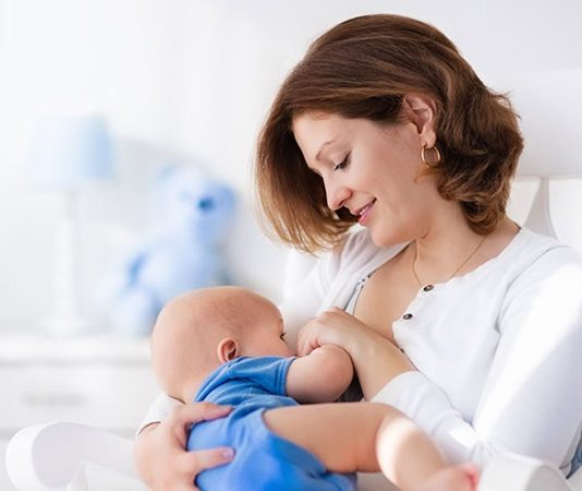 Emziren Anne Diyeti Anne Ve Bebek Sağlığını Destekleyen Beslenme Dengesi Doğum sonrası dönem, hem anne hem de bebek için son derece hassas bir süreçtir. Bu dönemde uygulanan emziren anne diyeti, yalnızca annenin toparlanmasını değil, bebeğin sağlıklı gelişimini de doğrudan etkiler. Anne sütü, bebeğin ilk aylarındaki en önemli besin kaynağıdır ve sütün kalitesi büyük ölçüde annenin beslenme düzeniyle ilişkilidir. Bu nedenle emziren anne diyeti, bilinçli ve dengeli bir yaklaşımla ele alınmalıdır. Konulu bir haber görseli.