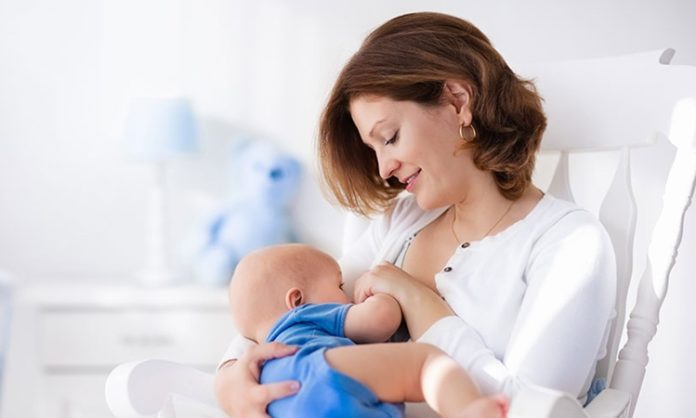 Doğum sonrası dönem, hem anne hem de bebek için son derece hassas bir süreçtir. Bu dönemde uygulanan emziren anne diyeti, yalnızca annenin toparlanmasını değil, bebeğin sağlıklı gelişimini de doğrudan etkiler. Anne sütü, bebeğin ilk aylarındaki en önemli besin kaynağıdır ve sütün kalitesi büyük ölçüde annenin beslenme düzeniyle ilişkilidir. Bu nedenle emziren anne diyeti, bilinçli ve dengeli bir yaklaşımla ele alınmalıdır. Konulu bir haber görseli.