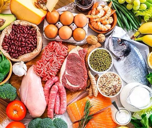 Flexitarian Beslenme Yaklaşımı Günlük Hayatta Esnek Bir Alternatif Sunuyor Flexitarian beslenme, son yıllarda katı diyet kurallarından uzak durmak isteyen bireyler arasında giderek daha fazla ilgi görmektedir. Bu yaklaşım, ağırlıklı olarak bitki temelli beslenmeyi benimserken, hayvansal ürünleri tamamen hayatın dışına çıkarmadan dengeli bir yol izlemeyi hedefler. Flexitarian, hem sağlıklı beslenmek isteyen hem de sosyal ve kültürel alışkanlıklarından kopmak istemeyen kişiler için dikkat çekici bir seçenek olarak öne çıkmaktadır. Konulu bir haber görseli.