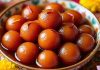 Hint Mutfağının Şerbetle Buluşan Tatlısı Gulab Jamun Dünya Lezzet Haritasında Yükselişte Hindistan’ın en sevilen tatlılarından biri olan Gulab Jamun, son yıllarda sadece Güney Asya’da değil dünya genelinde tatlı severlerin dikkatini çekmeye devam ediyor. Paylaşılan videolar, sokak lezzeti kültürü ve uluslararası restoran zincirlerinin menülerine eklemesi sayesinde gulab jamun, küresel gastronomide kendine daha fazla yer edinmeye başladı. Geleneksel hazırlama yöntemi, yoğun kıvamlı şerbeti ve kendine özgü baharat aromalarıyla öne çıkan tatlı, şimdilerde Batı ülkelerinde bile aranan tatlar arasına girdi. Konulu bir haber görseli.