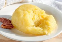 Höşmerim Anadolu’nun Asırlık Tatlısı Yeniden İlgi Odağı Oldu Anadolu’nun en köklü sütlü tatlılarından biri olan höşmerim, son yıllarda gastronomi dünyasında yeniden yükselişe geçti. Hem hafif hem de aromatik yapısıyla dikkat çeken tatlı, özellikle Balıkesir ve çevresinde yüzyıllardır yapılan en değerli yöresel lezzetler arasında yer alıyor. Sade görünümünün ardında güçlü bir gelenek barındıran höşmerim, bugün sadece yerel pazarlarda değil, ulusal restoran menülerinde de kendine yer buluyor. Tatlının tekrar gündeme taşınmasındaki en önemli etkenlerden biri, doğal içerikli ürünlere artan ilgi ve geleneksel mutfak kültürünün yeniden değer kazanması olarak gösteriliyor. Konulu bir haber görseli.
