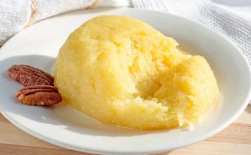 Höşmerim Anadolu’nun Asırlık Tatlısı Yeniden İlgi Odağı Oldu Anadolu’nun en köklü sütlü tatlılarından biri olan höşmerim, son yıllarda gastronomi dünyasında yeniden yükselişe geçti. Hem hafif hem de aromatik yapısıyla dikkat çeken tatlı, özellikle Balıkesir ve çevresinde yüzyıllardır yapılan en değerli yöresel lezzetler arasında yer alıyor. Sade görünümünün ardında güçlü bir gelenek barındıran höşmerim, bugün sadece yerel pazarlarda değil, ulusal restoran menülerinde de kendine yer buluyor. Tatlının tekrar gündeme taşınmasındaki en önemli etkenlerden biri, doğal içerikli ürünlere artan ilgi ve geleneksel mutfak kültürünün yeniden değer kazanması olarak gösteriliyor. Konulu bir haber görseli.
