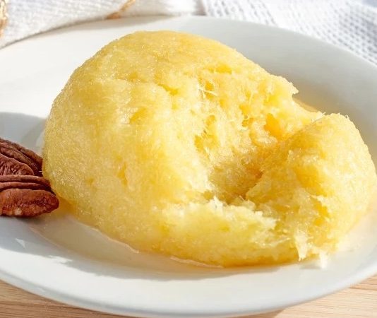 Anadolu’nun en köklü sütlü tatlılarından biri olan höşmerim, son yıllarda gastronomi dünyasında yeniden yükselişe geçti. Hem hafif hem de aromatik yapısıyla dikkat çeken tatlı, özellikle Balıkesir ve çevresinde yüzyıllardır yapılan en değerli yöresel lezzetler arasında yer alıyor. Sade görünümünün ardında güçlü bir gelenek barındıran höşmerim, bugün sadece yerel pazarlarda değil, ulusal restoran menülerinde de kendine yer buluyor. Tatlının tekrar gündeme taşınmasındaki en önemli etkenlerden biri, doğal içerikli ürünlere artan ilgi ve geleneksel mutfak kültürünün yeniden değer kazanması olarak gösteriliyor. Konulu bir haber görseli.