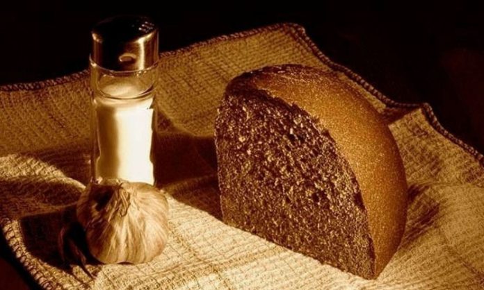 Hristiyan Ortodoks Oruç Diyeti İnanç Ve Beslenme Dengesi Hristiyan Ortodoks geleneğinde oruç, yalnızca belirli yiyeceklerden uzak durmayı değil, aynı zamanda ruhsal arınmayı ve disiplinli bir yaşam biçimini ifade eder. Bu anlayış içinde şekillenen Hristiyan Ortodoks oruç diyeti, bedensel ihtiyaçlar ile manevi hedefler arasında bir denge kurmayı amaçlar. Yüzyıllardır uygulanan bu beslenme yaklaşımı, belirli dönemlerde et, süt ürünleri ve bazı hayvansal gıdaların sınırlandırılmasına dayanır. Konulu bir haber görseli.
