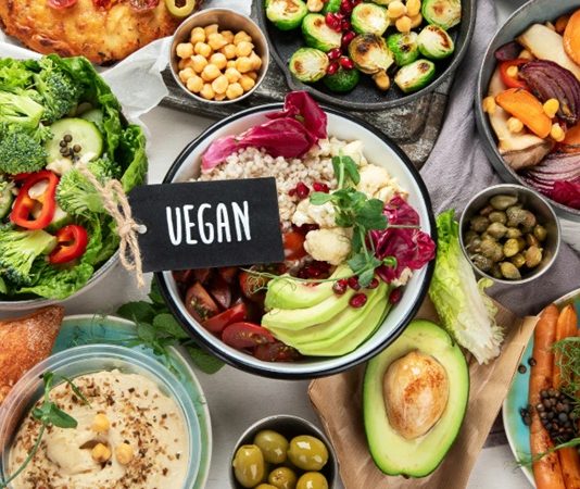 Hristiyan Veganlığı İnanç, Etik Ve Sağlıklı Yaşamın Kesişim Noktası Hristiyan veganlığı, son yıllarda hem beslenme hem de inanç temelli yaşam biçimleri üzerine yapılan tartışmalarda giderek daha fazla yer bulmaktadır. Bu yaklaşım, Hristiyanlık inancının merhamet, şefkat ve sorumluluk ilkelerini merkeze alarak hayvansal ürünlerin tüketilmemesini savunur. Hristiyan veganlığı, yalnızca bir diyet tercihi değil, aynı zamanda etik ve ruhsal bir duruş olarak değerlendirilir. Konulu bir haber görseli.