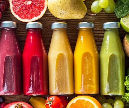 Juice Cleanse İle Doğal Detoks ve Sağlıklı Beslenme Rehberi Juice cleanse, yani meyve ve sebze suları ile yapılan detoks uygulamaları, son yıllarda sağlıklı yaşam trendleri arasında önemli bir yer edindi. Bu yöntem, vücudu toksinlerden arındırmayı, sindirim sistemini rahatlatmayı ve enerji seviyesini yükseltmeyi amaçlar. Ancak bu süreçte juice cleanse uygulamasının doğru şekilde yapılması, hem besleyici hem de güvenli olmasını sağlar. İnsanlar, kısa süreli detoks programlarıyla bedenlerini yenilemek ve sağlıklı alışkanlıklarını desteklemek için bilinçli seçimler yapıyor. Konulu bir haber görseli.