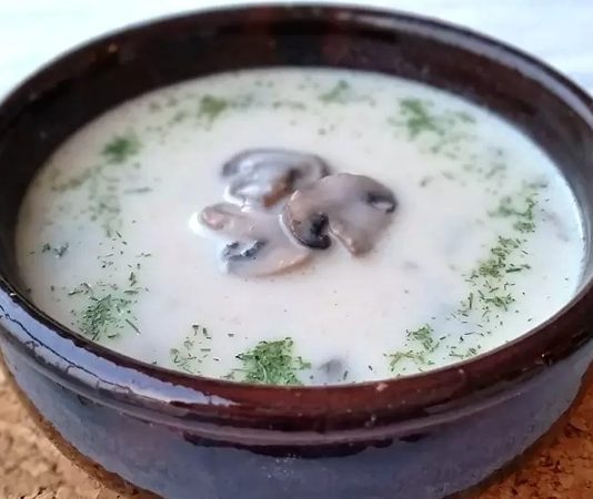 Kremalı Mantar Çorbası Kış Aylarının En Sevilen Sıcak Lezzeti Oldu Son dönemlerde özellikle soğuk havaların artmasıyla birlikte restoranlardan ev mutfaklarına kadar geniş bir alanda popülerleşen kremalı mantar çorbası, yumuşak içimi ve zengin aromasıyla dikkat çekiyor. Birçok kişi tarafından hem akşam yemeklerinin başlangıcında hem de hafif öğünlerde tercih edilen bu çorba, krema ve mantarın uyumunu başarılı bir şekilde yansıtıyor. Üstelik farklı mantar türleriyle hazırlanabilir oluşu, lezzetini çeşitlendirmeyi mümkün hale getiriyor. Bu nedenle hem profesyonel şeflerin hem de evde yemek pişirenlerin sıkça yöneldiği tarifler arasında ilk sıralarda yer alıyor. Konulu bir haber görseli.
