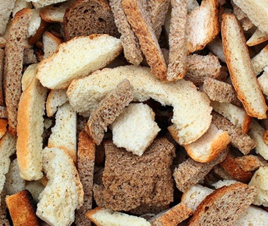 Toplumların yemek kültürü yalnızca zengin sofralar ve çeşitlilik üzerinden şekillenmez; kimi zaman sadelik, kanaat ve dayanıklılık da bu kültürün merkezinde yer alır. Kuru Ekmekle Yemek, bu açıdan bakıldığında hem tarihsel hem de toplumsal anlamlar taşıyan güçlü bir sofra pratiğidir. Yoklukla, sabırla ve paylaşmayla özdeşleşen bu alışkanlık, sadece beslenme biçimi değil, aynı zamanda bir yaşam felsefesini de yansıtır. Konulu bir haber görseli.