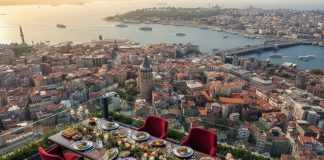 Modern Yaşamın Aynası Şehir Sofrası Kültürü Günümüzün hızlı temposu içinde şekillenen şehir sofrası, modern yaşamın alışkanlıklarını, beklentilerini ve dönüşümünü en iyi yansıtan alanlardan biridir. Şehirde yaşayan bireyler için sofra, yalnızca yemek yenen bir masa değil; aynı zamanda günün yorgunluğunun atıldığı, kısa molaların verildiği ve sosyal bağların kurulduğu bir buluşma noktasıdır. Bu nedenle şehir sofrası, geleneksel sofralardan farklı bir dinamiğe sahiptir. Konulu bir haber görseli.