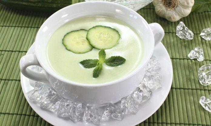 Naneli Salatalık Çorbası Yaz Sofralarının Ferahlatıcı Lezzeti Naneli salatalık çorbası, yaz aylarında sofraların en hafif ve ferahlatıcı seçeneklerinden biri olarak öne çıkıyor. Taze salatalık ve nane ile hazırlanan bu çorba, hem lezzetli hem de besleyici bir başlangıç sunuyor. Naneli salatalık çorbası, yoğurt ve baharatlarla birleştiğinde sofralarda renk ve aroma katıyor. Özellikle sıcak yaz günlerinde hem öğle hem akşam yemeklerinde tercih edilen bu tarif, ferahlatıcı ve sağlıklı bir alternatif olarak dikkat çekiyor. Konulu bir haber görseli.