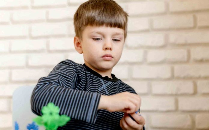 Otizm Dostu Diyet Sağlıklı Beslenme İle Günlük Yaşamı Desteklemek Otizm spektrum bozukluğu, bireyin iletişim, sosyal etkileşim ve davranış alanlarında farklılıklar yaşamasına neden olabilen nörogelişimsel bir durumdur. Her bireyde farklı şekillerde ortaya çıkan bu durum, günlük yaşam alışkanlıklarının da özenle düzenlenmesini gerektirir. Bu noktada otizm dostu diyet, hem fiziksel sağlığı hem de günlük yaşam konforunu destekleyen önemli bir yaklaşım olarak öne çıkar. Konulu bir haber görseli.