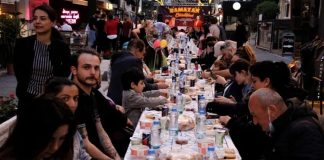 Paylaşmanın Ve Dayanışmanın Simgesi Olan İmece Sofrası Anadolu’nun köklü kültürel mirası içinde önemli bir yere sahip olan imece sofrası, sadece yemek yenilen bir masa değil, toplumsal dayanışmanın ve paylaşmanın canlı bir simgesidir. Köy yaşamında ortaya çıkan bu gelenek, insanların emeklerini ve sofralarını ortaklaştırdığı güçlü bir birliktelik anlayışını temsil eder. İmece sofrası, bir araya gelmenin, birlikte üretmenin ve birlikte tüketmenin doğal bir sonucu olarak şekillenmiştir. Konulu bir haber görseli.