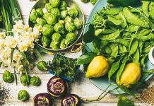 Pegan Beslenme Yaklaşımı Modern Diyet Anlayışına Yeni Bir Yorum Getiriyor Pegan beslenme, son yıllarda sağlıklı yaşam ve dengeli beslenme konularına ilgi duyan bireyler arasında dikkat çeken hibrit bir yaklaşım olarak öne çıkmaktadır. Paleo ve vegan beslenme anlayışlarının belirli yönlerini bir araya getiren bu model, adını da bu iki kelimenin birleşiminden alır. Pegan, bir yandan doğal ve işlenmemiş gıdaları merkeze alırken, diğer yandan bitki ağırlıklı bir beslenme düzenini teşvik eder. Konulu bir haber görseli.