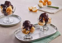 Fransız mutfağının en seçkin tatlılarından biri olan profiterol, uzun yıllardır hem restoranların hem de ev mutfaklarının en sevilen lezzetlerinden biri olarak yerini koruyor. Çıtır hamurun içindeki hafif krema ve üzerine dökülen yoğun çikolata sosuyla oldukça cezbedici bir tat sunan profiterol, özellikle misafir ağırlamalarında şık bir sunum oluşturmasıyla ön plana çıkıyor. Günümüzde pastane vitrinlerinde sıkça görülen bu tatlı, son dönemde ev yapımı tariflerin popülerleşmesiyle birlikte mutfakta daha da yaygın şekilde hazırlanıyor. Konulu bir haber görseli.
