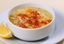 Sakatatlı Çorba Geleneksel Lezzetin Sofralardaki Güçlü Dönüşü Türk mutfağında köklü bir yere sahip olan sakatatlı çorba, son yıllarda yeniden yükselişe geçerek hem restoranlarda hem de ev mutfaklarında daha fazla tercih edilen bir lezzet hâline gelmeye başladı. Özellikle kış aylarında güçlendiren yapısı, besleyici değeri ve doyuruculuğu sayesinde sofralarda özel bir yer edinen bu çorba, farklı sakatat türlerinin bir arada kullanılmasıyla zengin bir aroma sunuyor. Vitamin ve mineral bakımından oldukça güçlü olan sakatatlar, doğru tekniklerle pişirildiğinde çorbanın hem lezzetini hem de besleyiciliğini artırıyor. Bu nedenle sakatatlı çorba, modern mutfak trendleriyle geleneksel tatların birleştiği özel bir tarif olarak dikkat çekiyor. Konulu bir haber görseli.